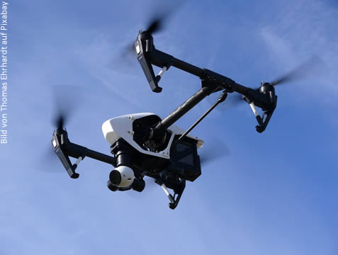 Immobilienvideo – Quadrocopter Drohne in der Luft Immobilienvideo - Quadrocopter Drohne in der Luft